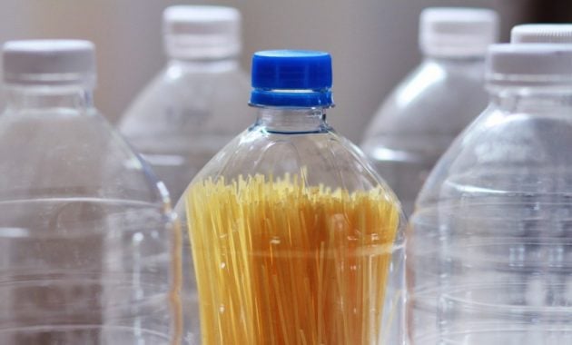 Tempat spaghetti dari botol bekas